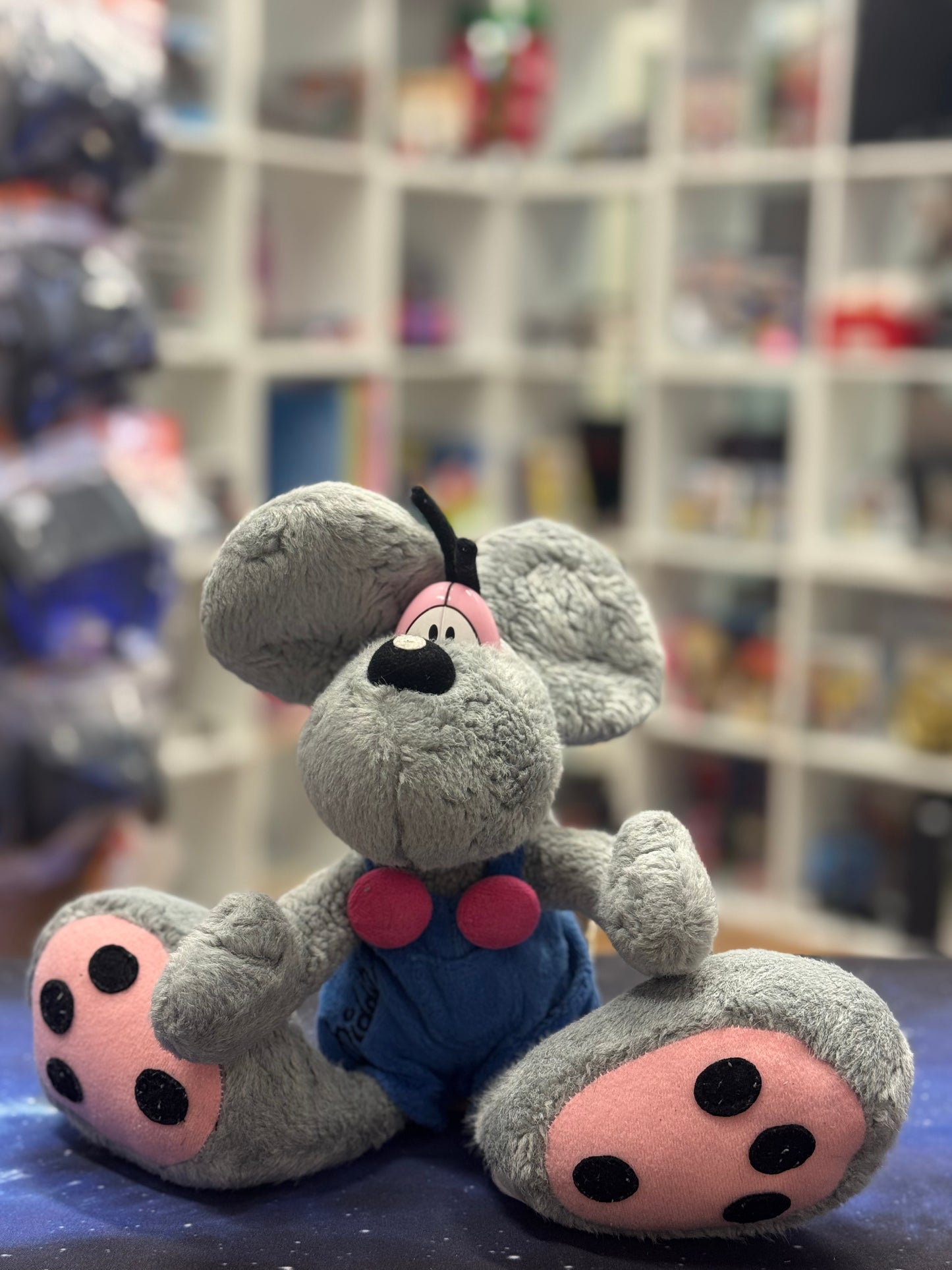 Diddl grau Blaue Hose mit Pinken Knöpfen