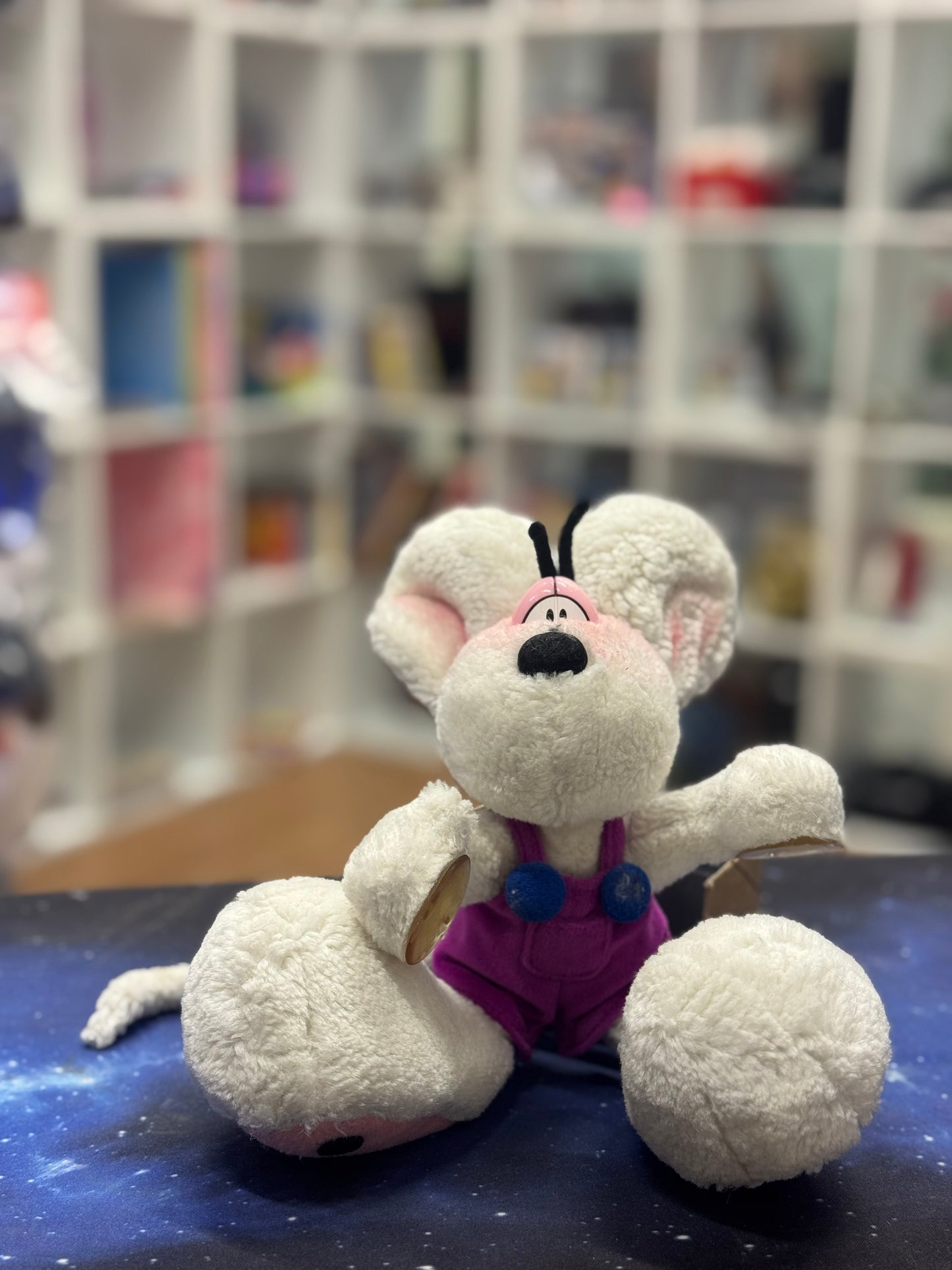 Diddl lila Hose mit blauen Knöpfen und Saugnäpfen