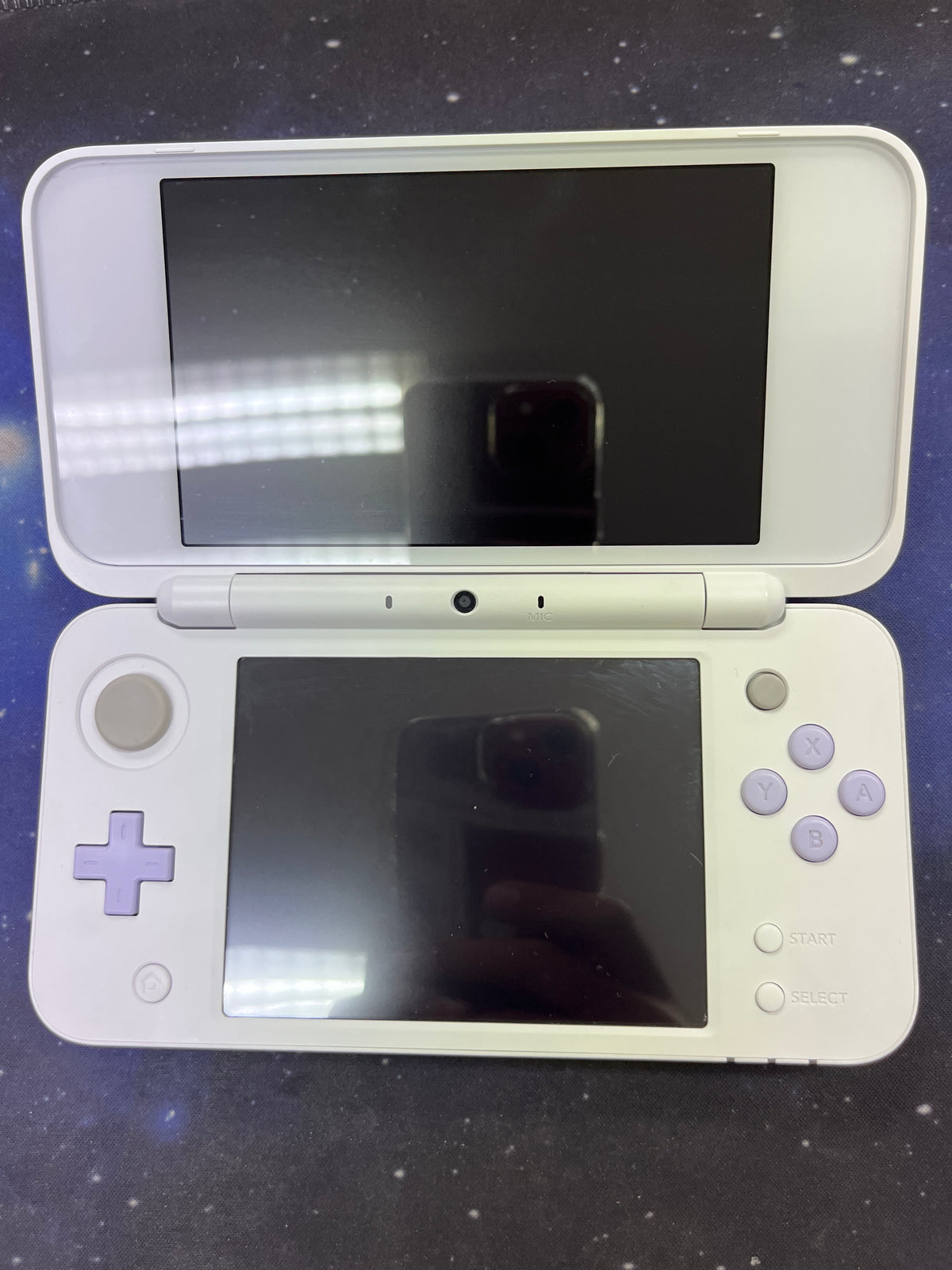 Nintendo 2DS XL Weiß/Lavendel (inkl. Spiel)